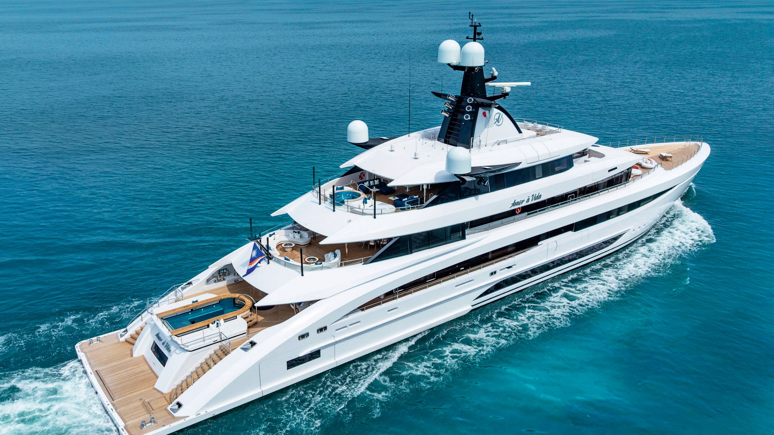 Amor á Vida from the side on the water