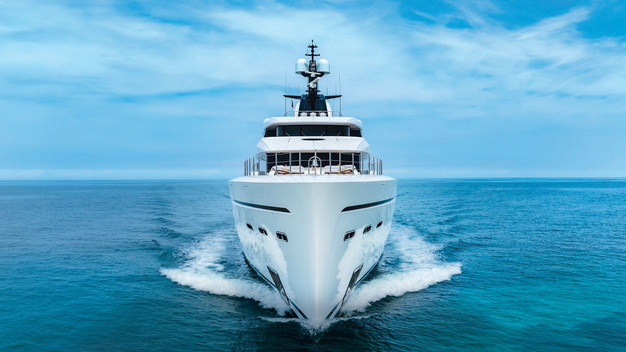 Amor á Vida from the front on the water