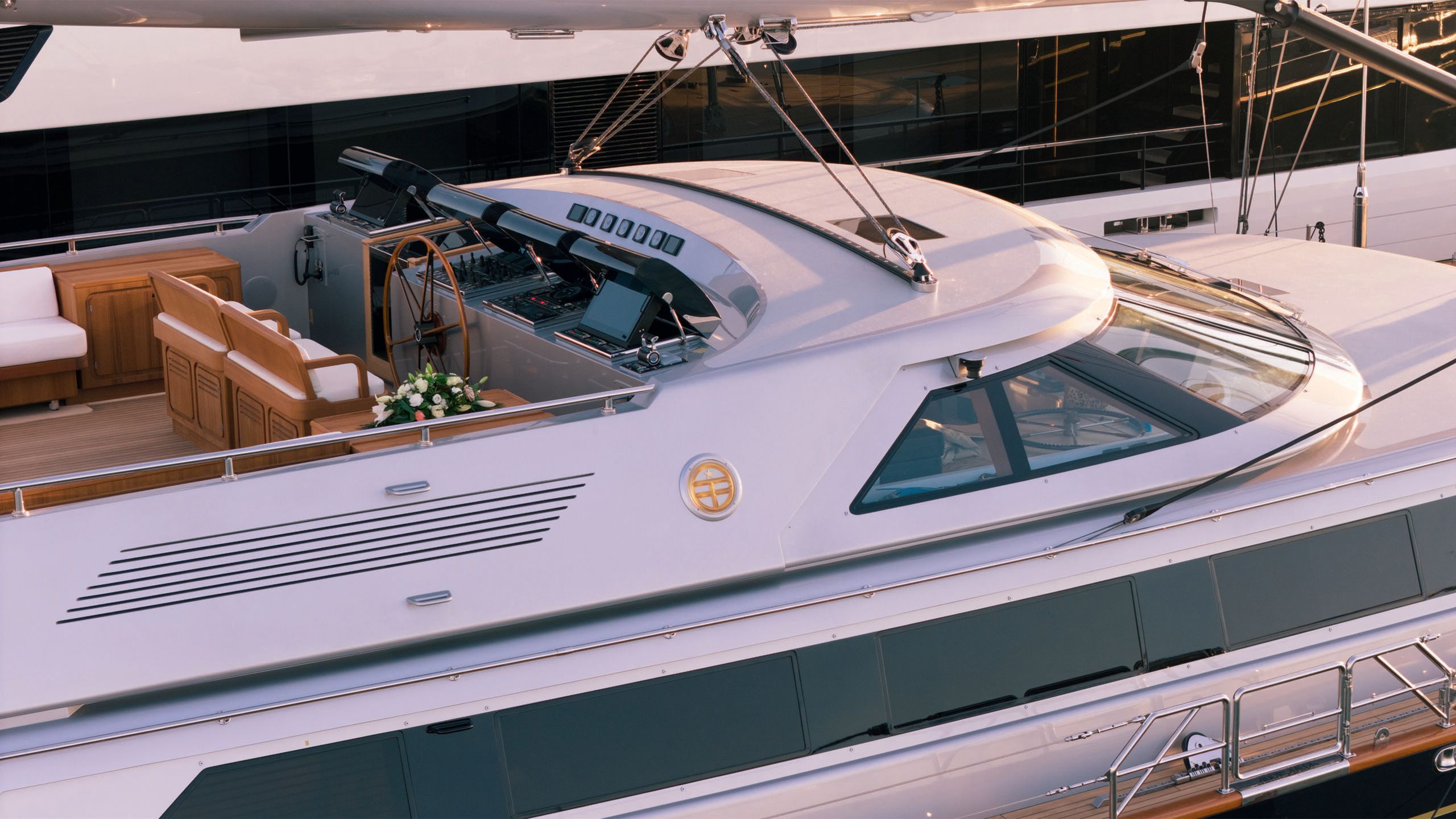 A close-up side view of Andromeda la Dea