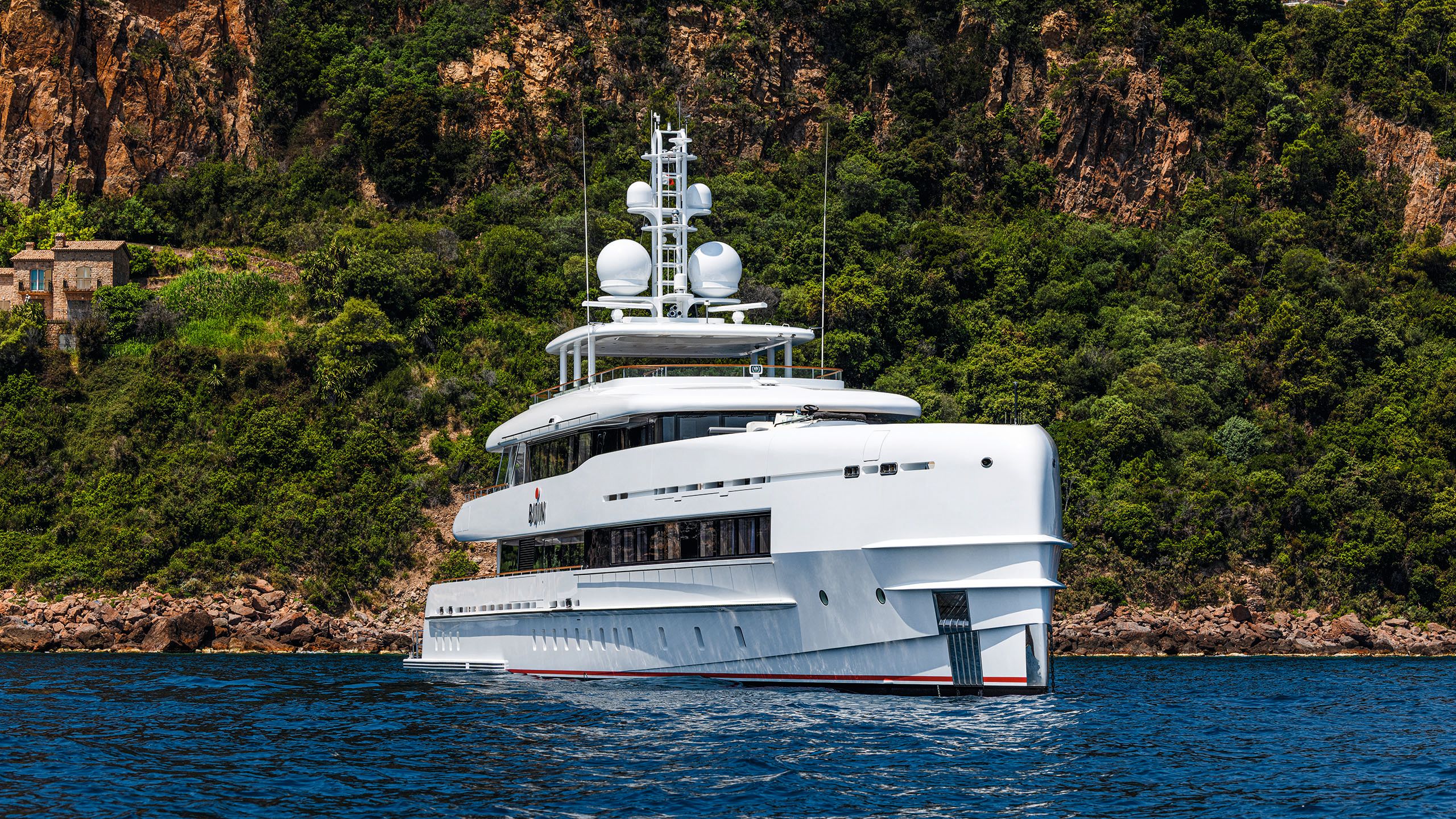 Bijin on the water from the front