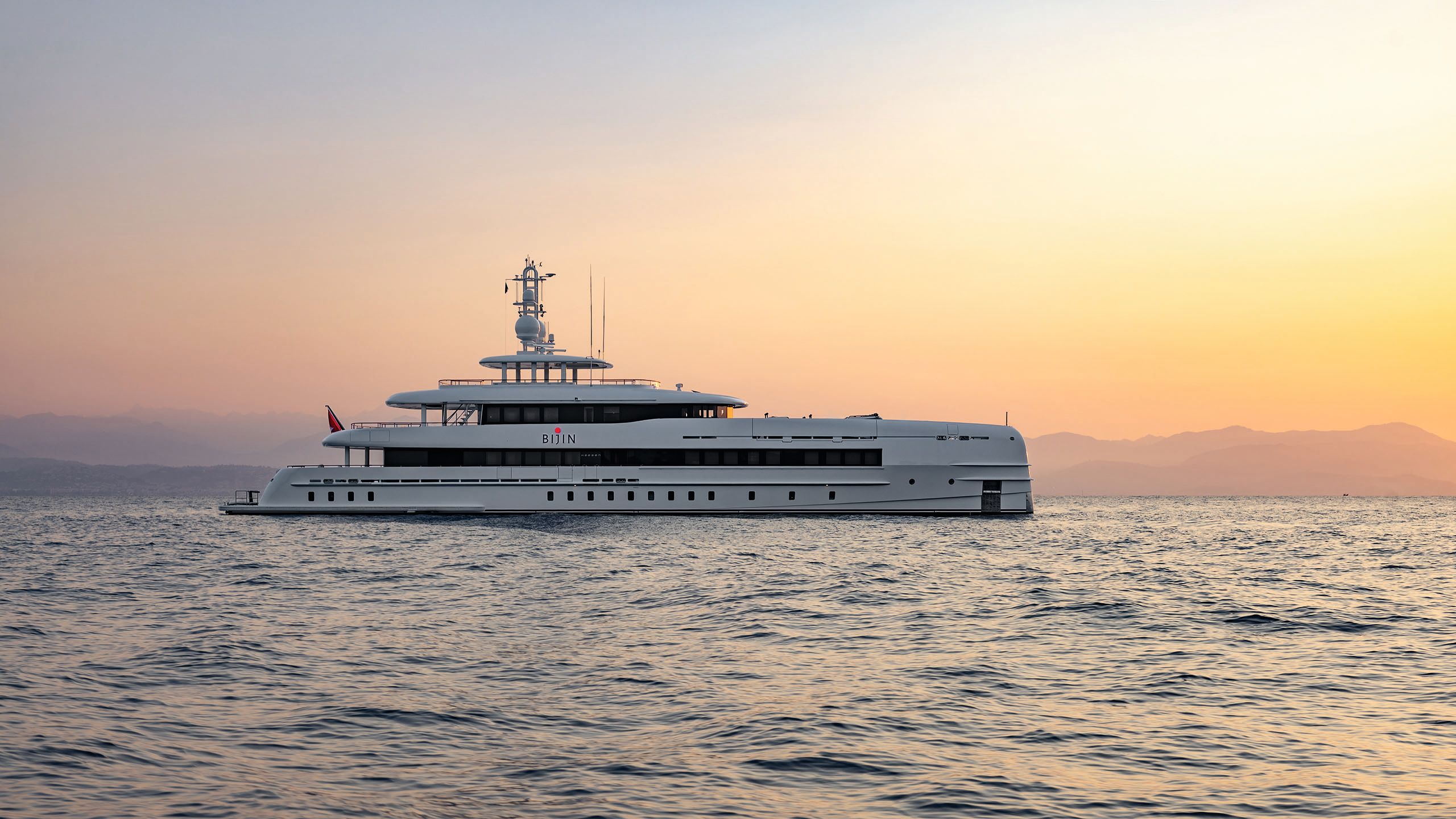 Bijin on the water from the side at dusk