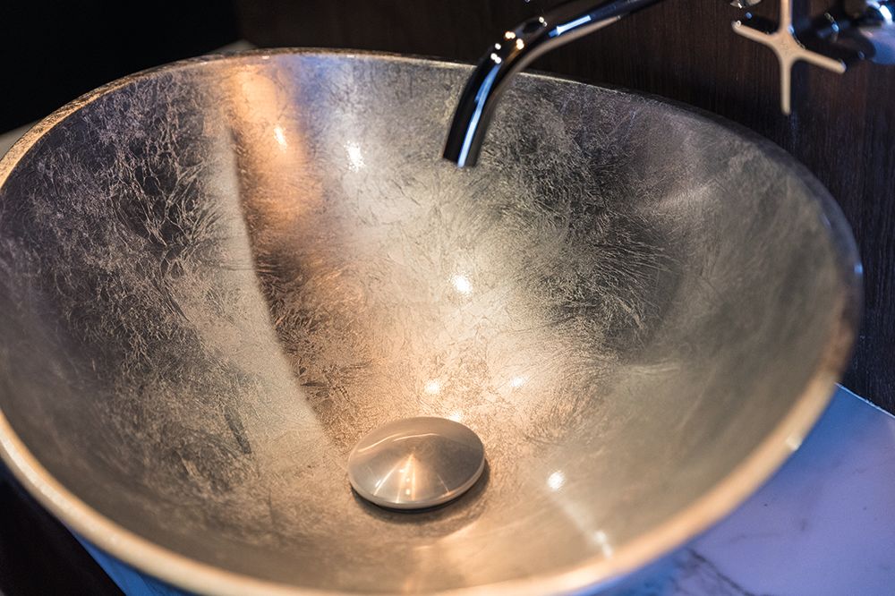 Metallic sink bowl