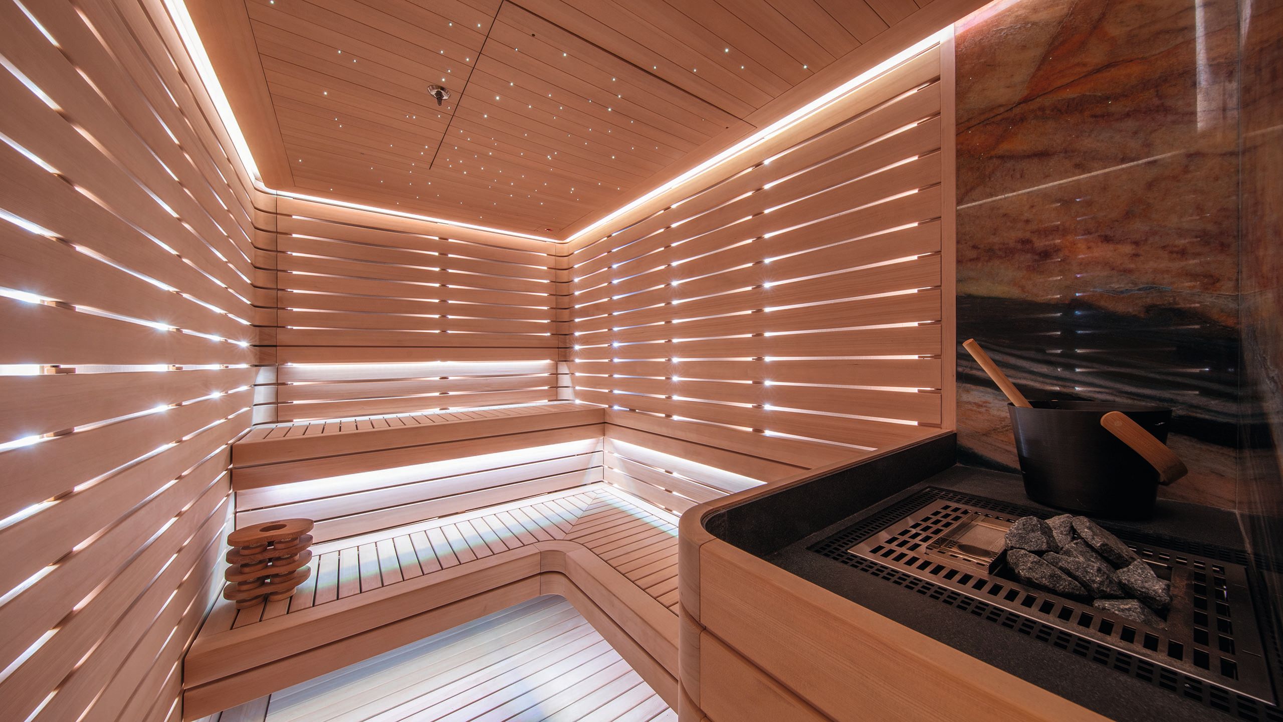 Ondeck sauna built in light wood