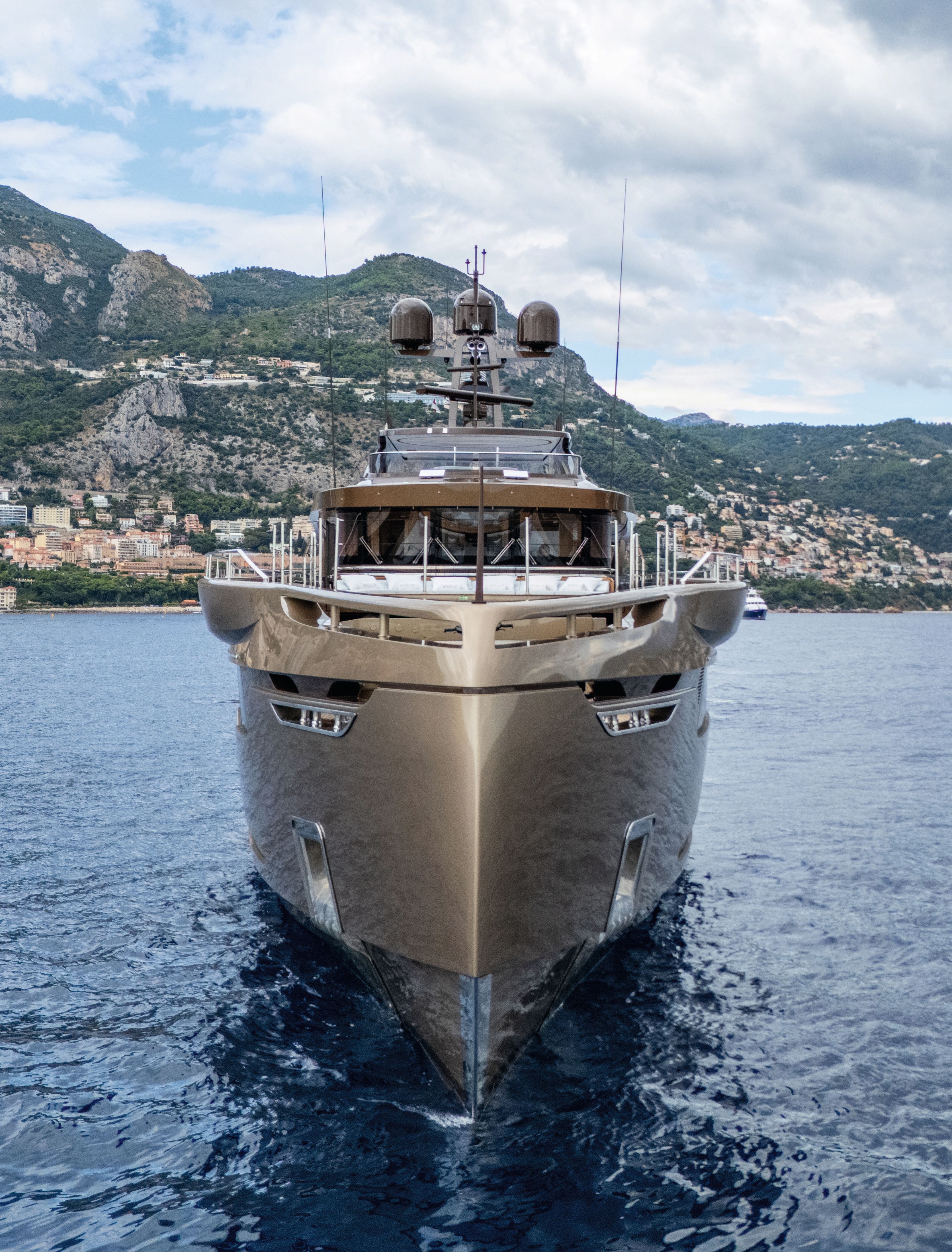 Anjelif from the front on the water