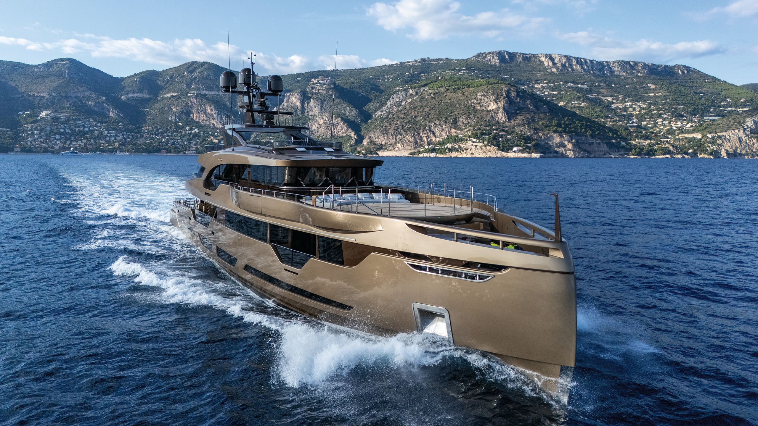 Anjelif from the side on the water