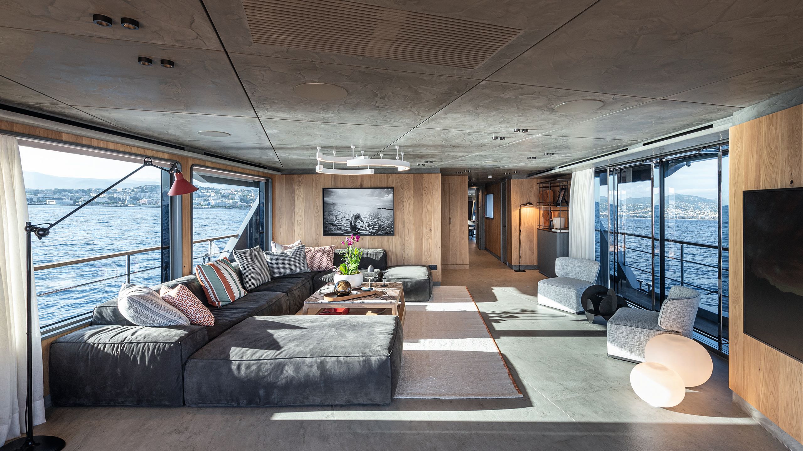 Alternative view of the main saloon