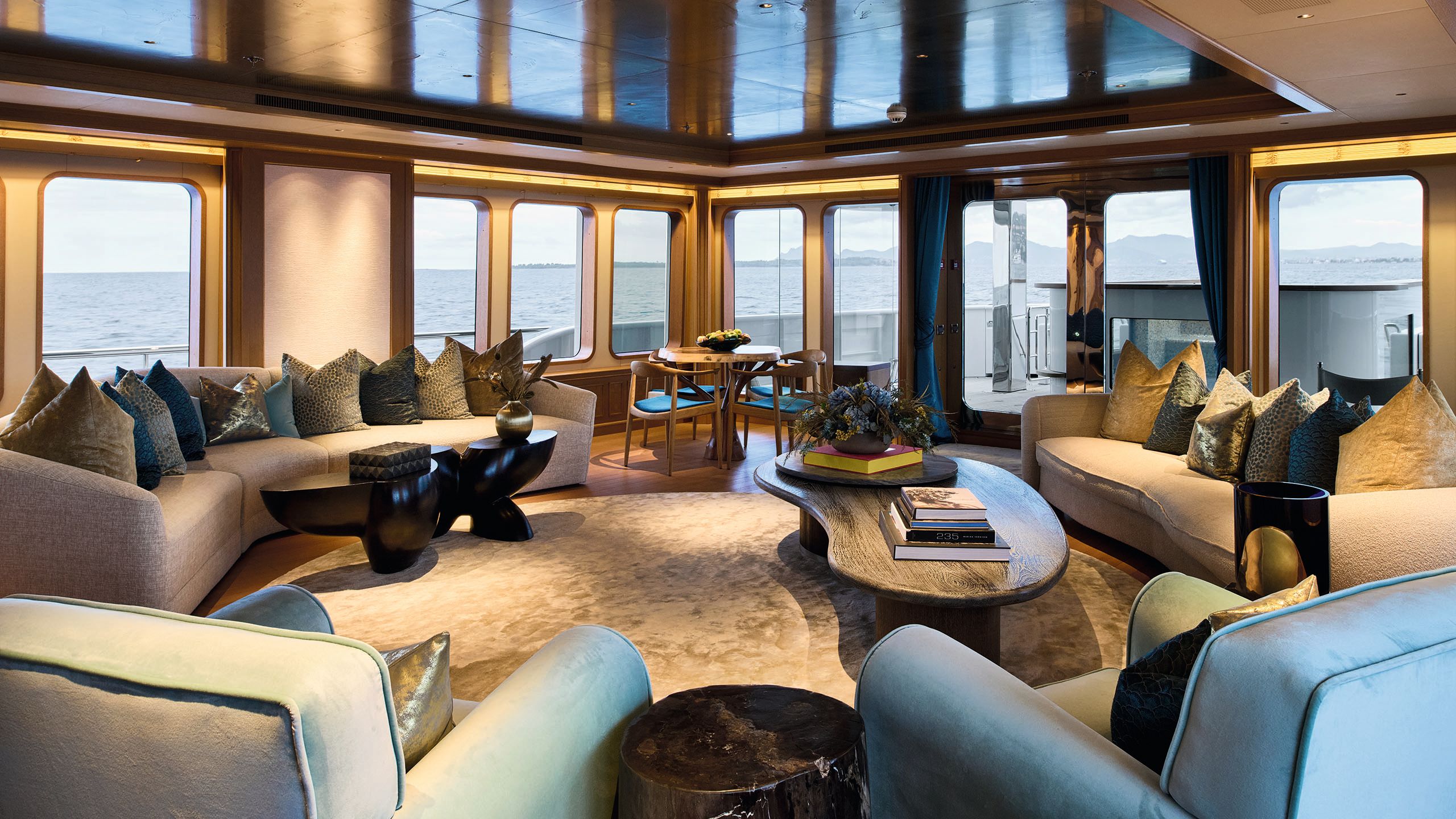 An alternative view of the lounge area, taken from behind the two blue armchairs