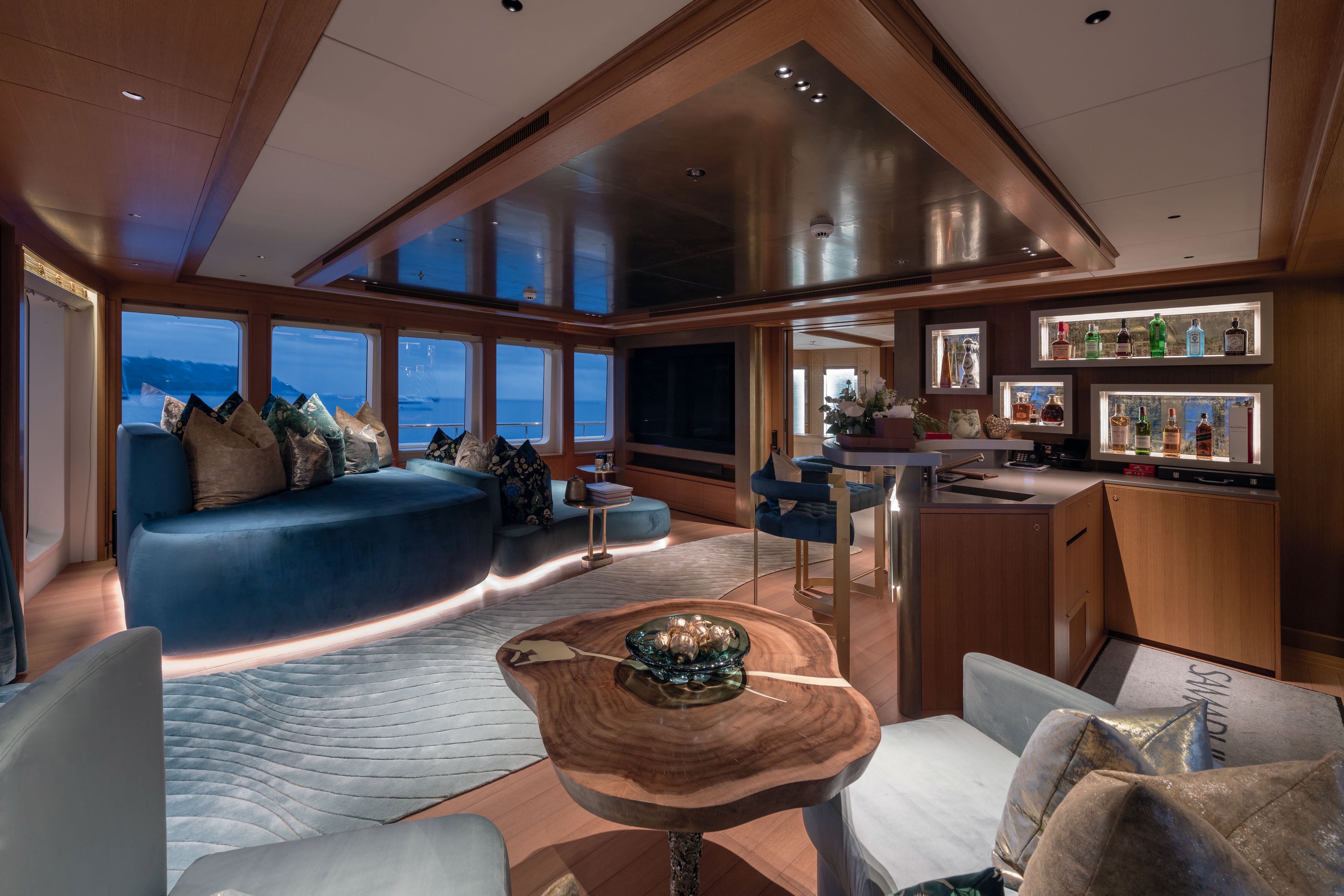 An alternative view of the lounge area, taken from behind the two blue armchairs