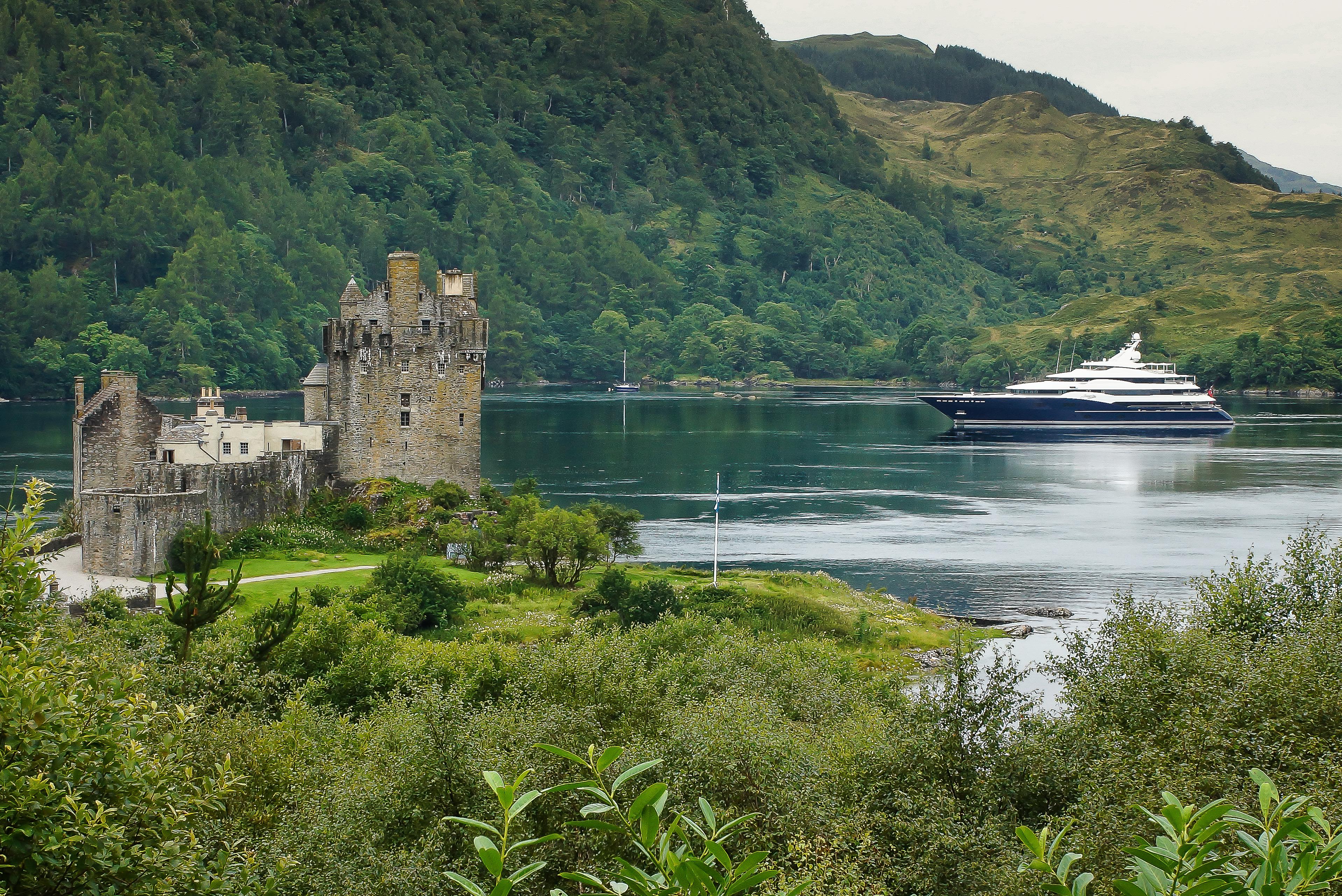 HILL ROBINSON - Amaryllis and Eilean Donan Castle