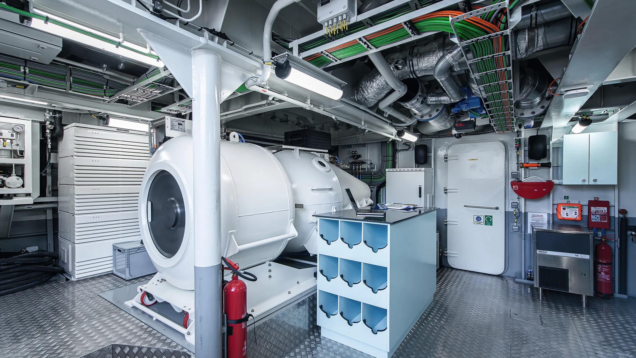 The hyperbaric chamber can be lifted off the vessel through a hatch in an emergency