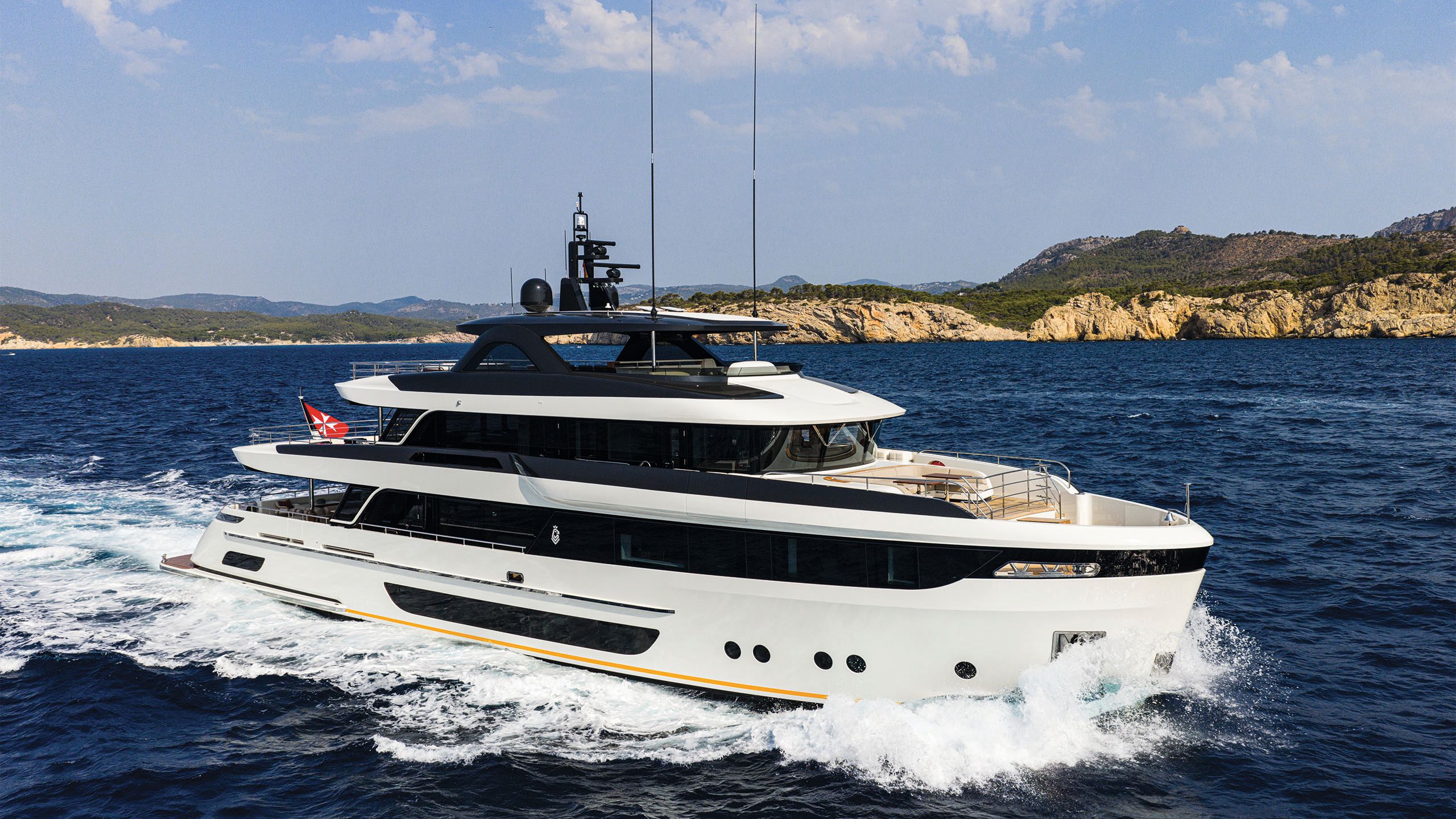 Side view of Lalabe on the water