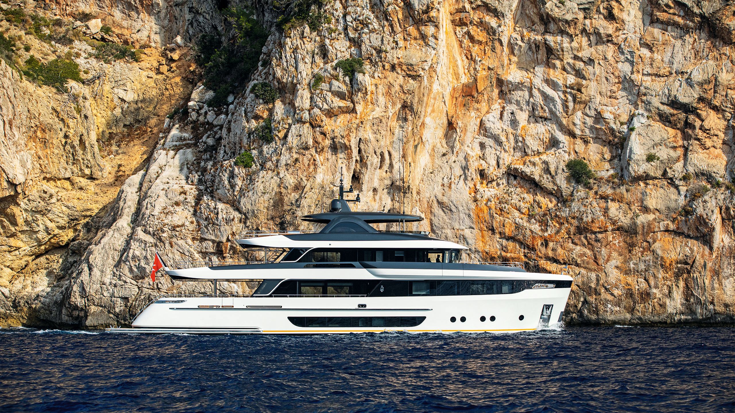 Side view of Lalabe on the water