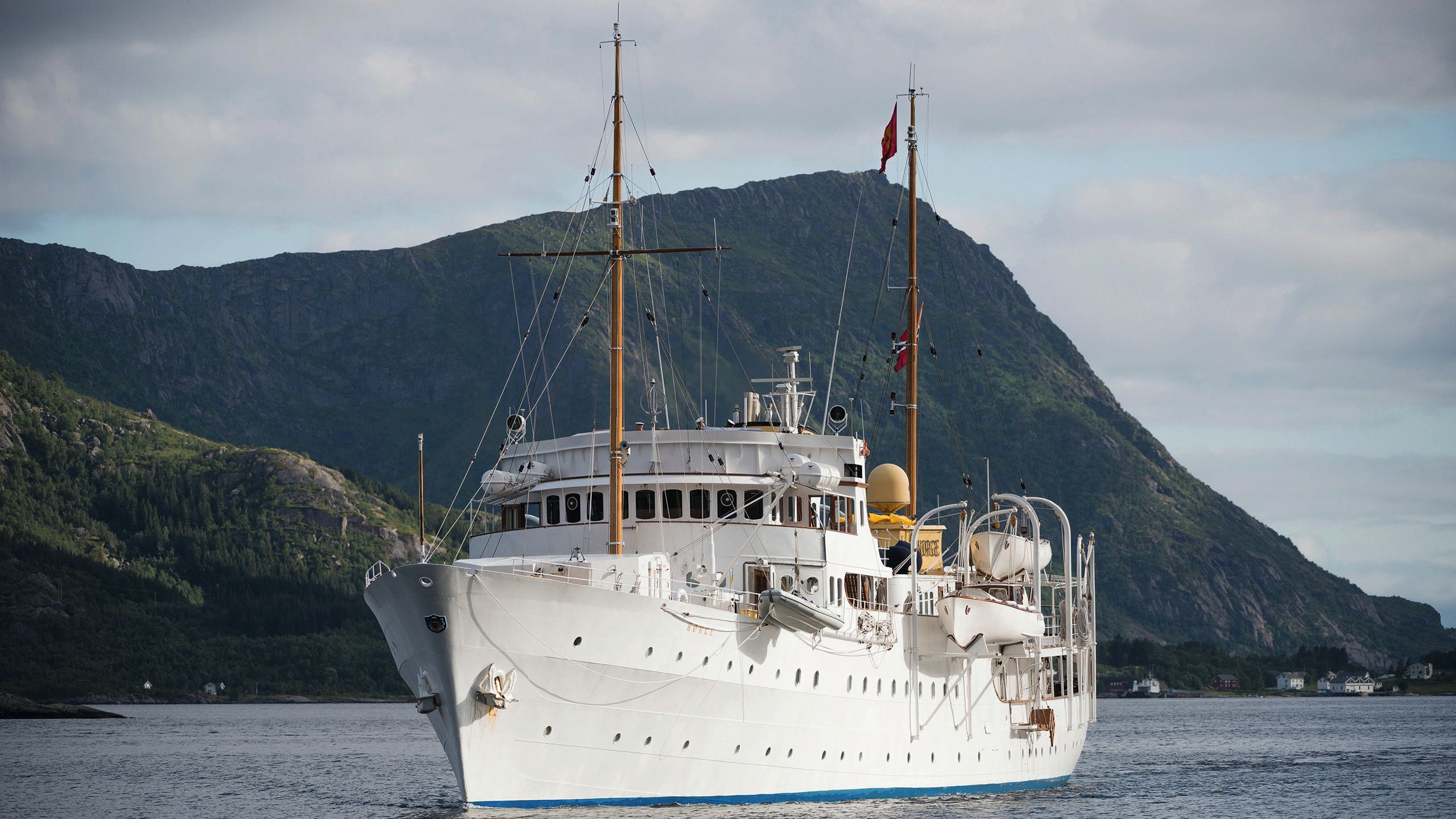 Colour photo of Norge on the water