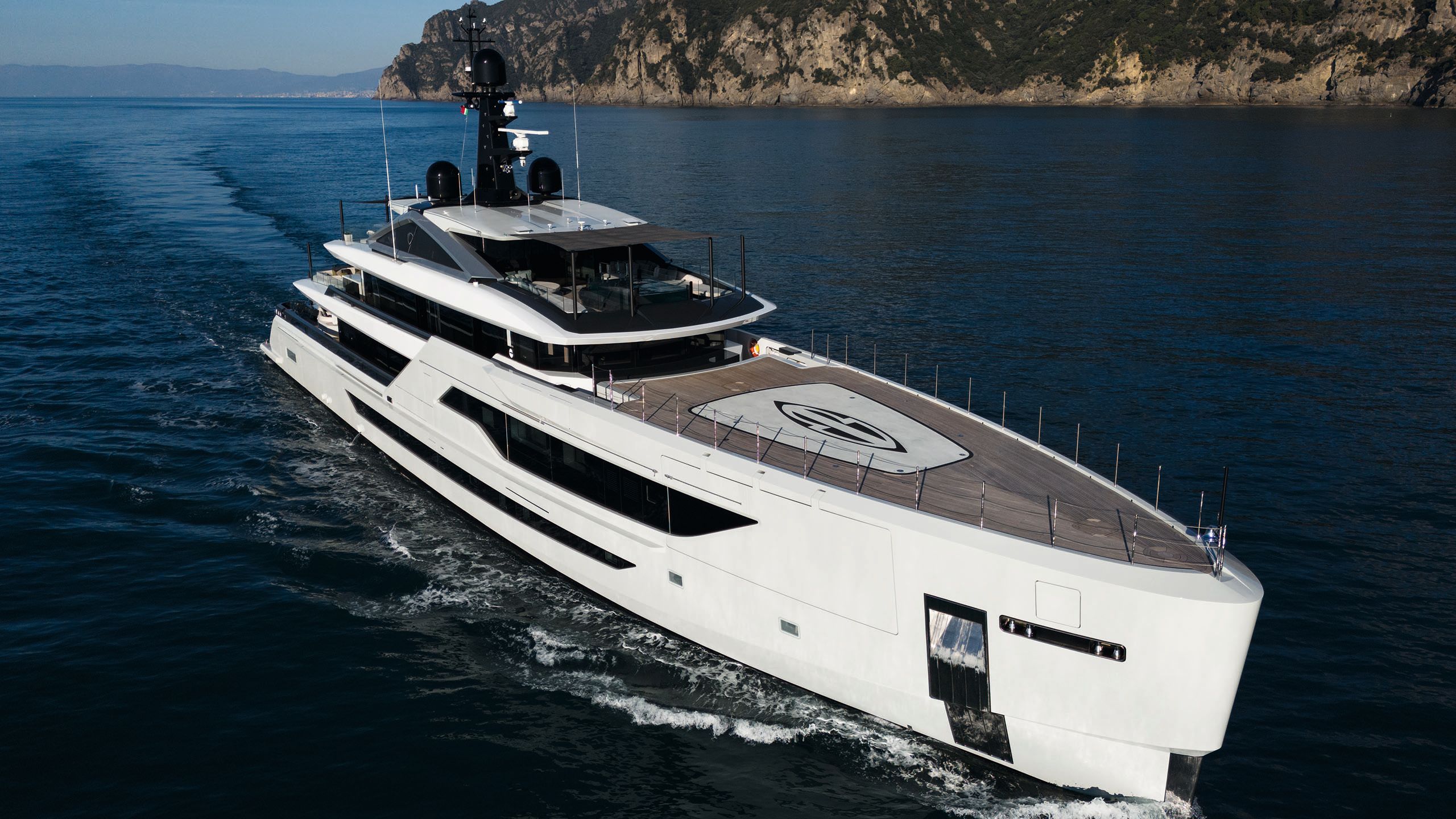 Diamond Binta from the side on the water