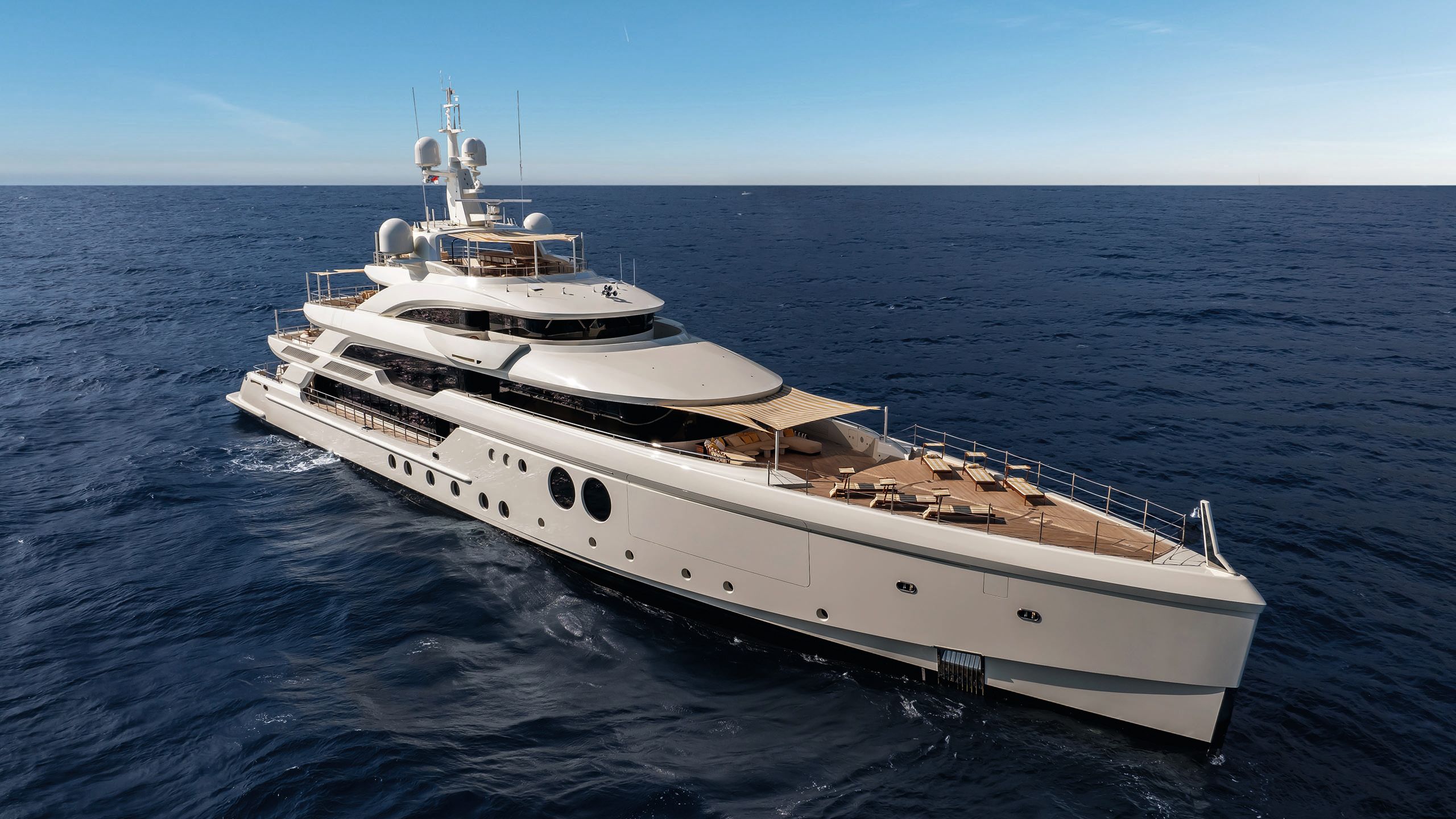 Kasper 7 from the side on the water