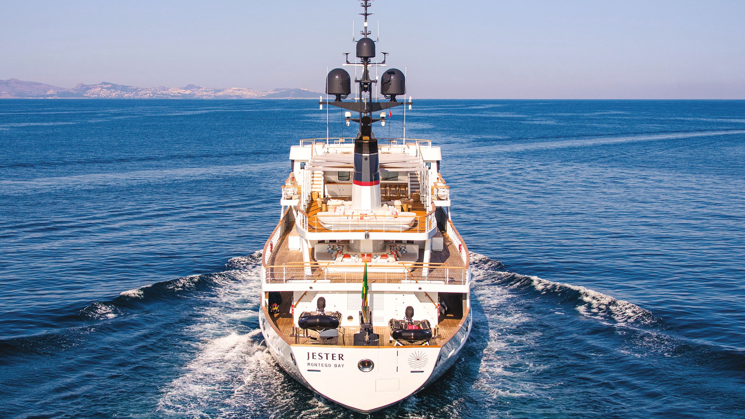 Jester shot from the front showing a cross-section of the decks