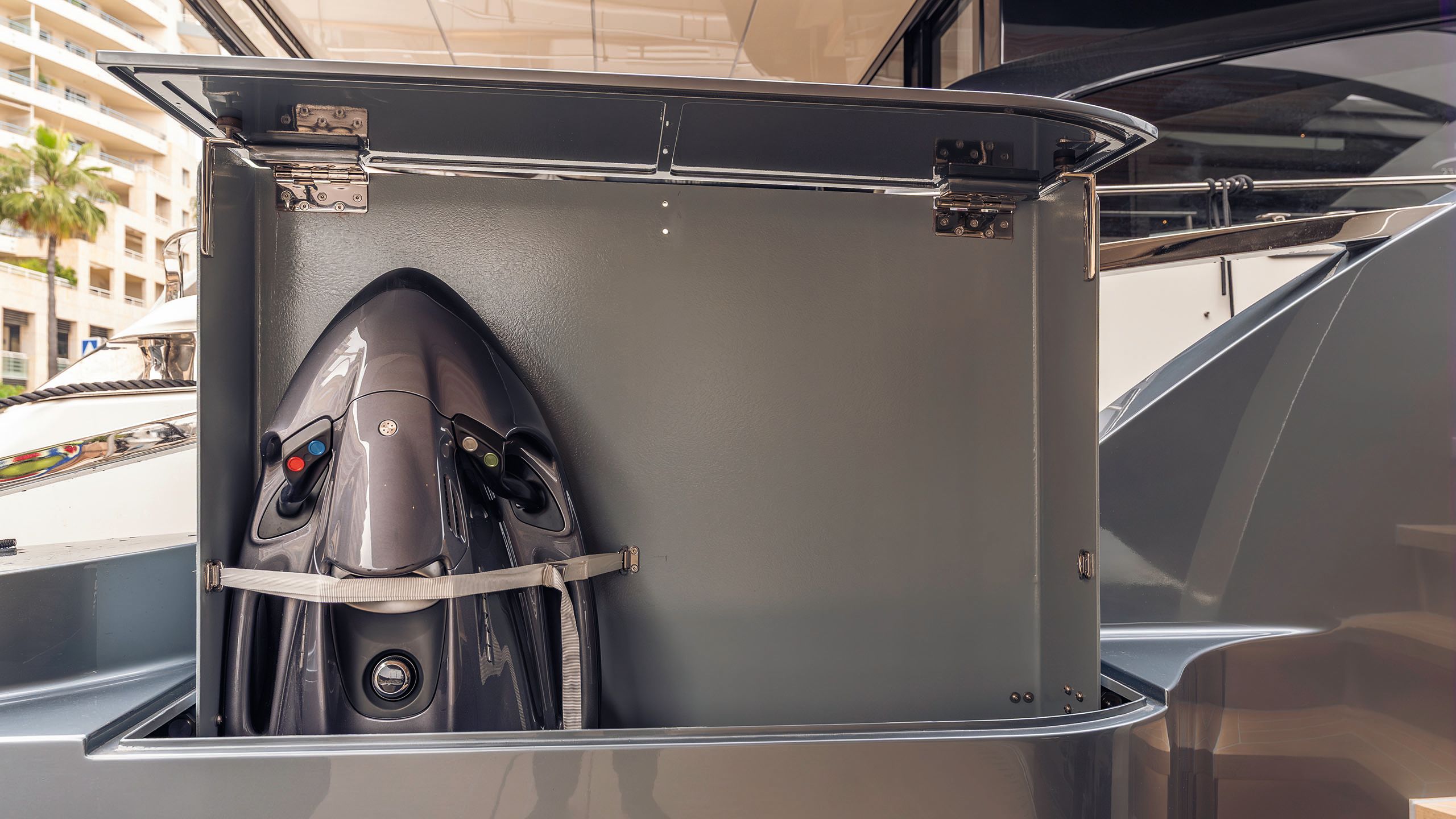 Tender attacked to a wall