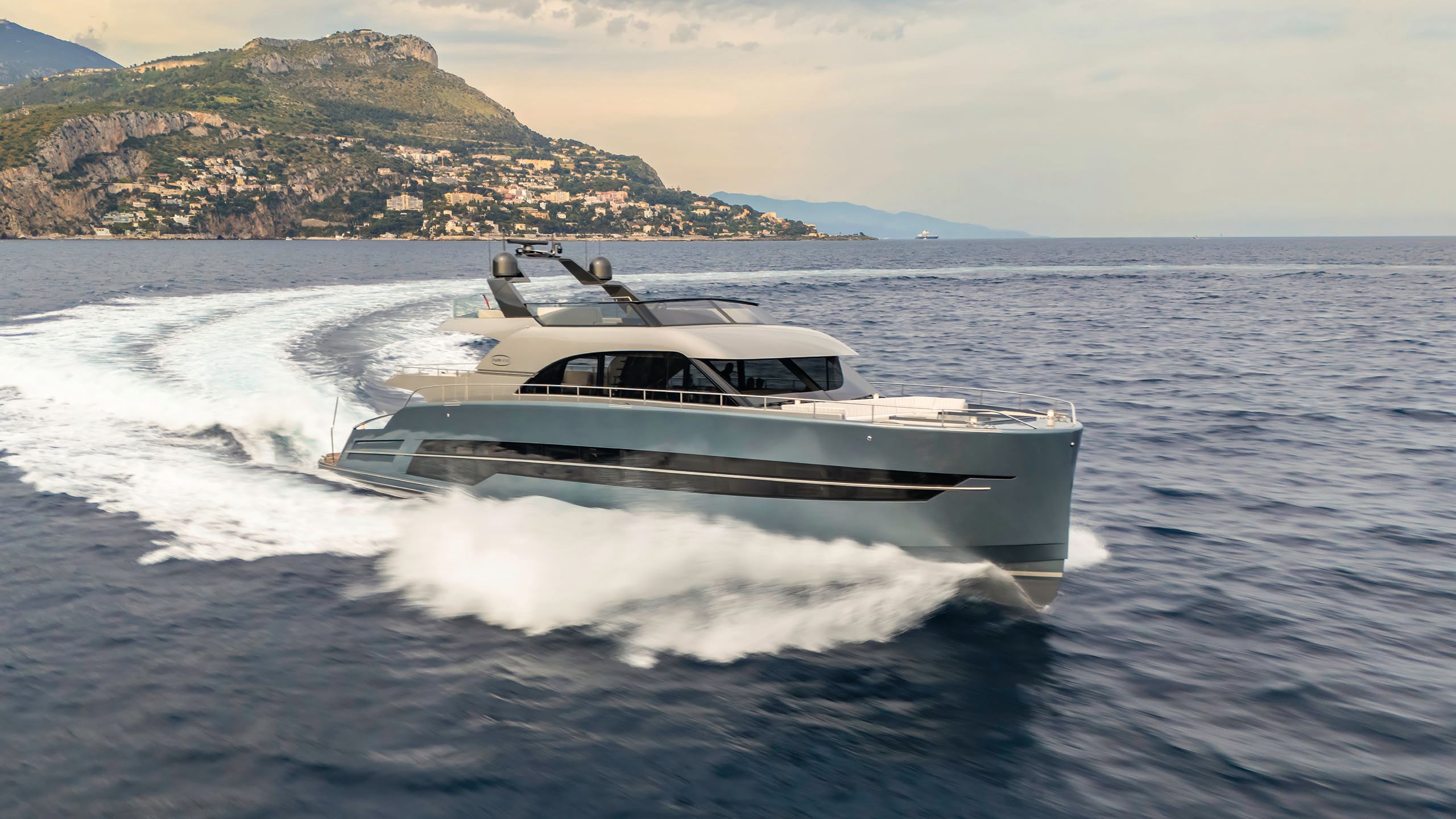 St-Barth 85 Fly speeding on the water