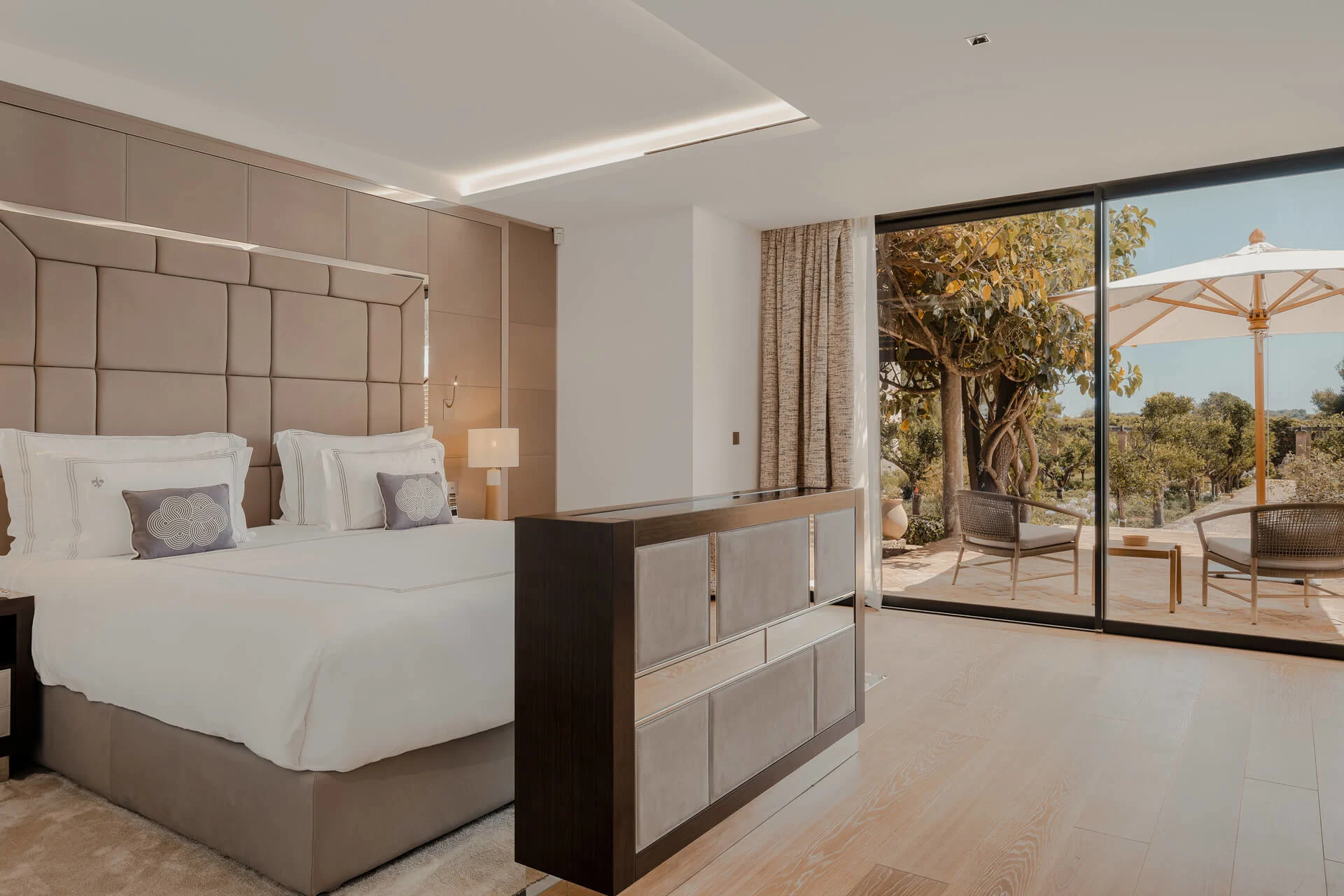 Le Grand Jardin Cannes interior-bedroom